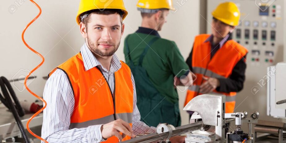 28210952-los-trabajadores-de-produccion-masculinos-de-trabajo-durante-el-proceso-de-produccion