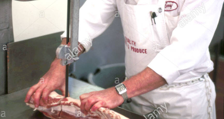 cortador-de-carne-masculina-hombre-32298-05300-carnicero-aserrado-corte-de-carne-de-lomo-de-cerdo-o-cordero-en-una-sierra-de-cinta-a4bkwy-1