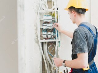 electricista-trabajando-centralita_23-2147743117-1