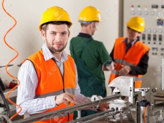 28210952-los-trabajadores-de-produccion-masculinos-de-trabajo-durante-el-proceso-de-produccion-2