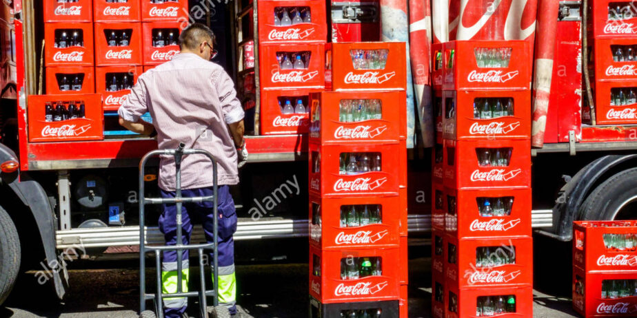 hombre-entrega-botellas-en-cajas-de-coca-cola-camion-coca-cola-camion-de-entrega-espana-wxx5cg-1