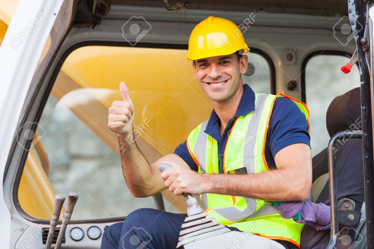 20022628-operador-de-excavadora-que-da-el-pulgar-para-arriba-en-el-sitio-de-construccion-2