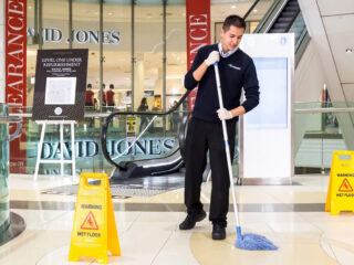 personal-de-limpieza-masculino-para-centro-comercial-janitors-male-cleaning-staff-for-shopping-mall