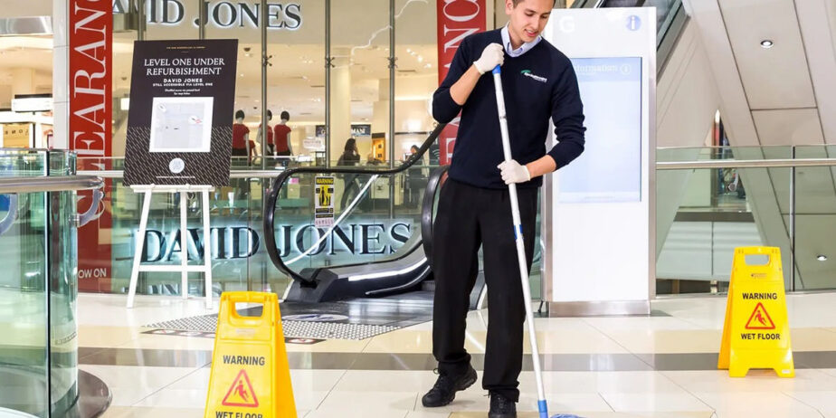 personal-de-limpieza-masculino-para-centro-comercial-janitors-male-cleaning-staff-for-shopping-mall