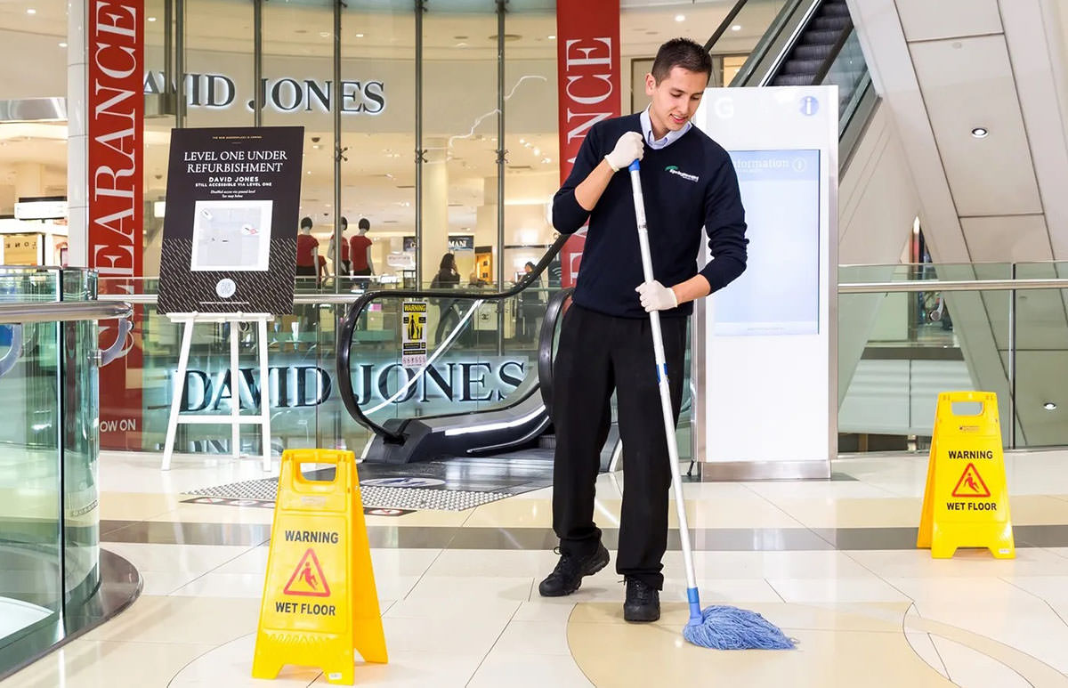 personal-de-limpieza-masculino-para-centro-comercial-janitors-male-cleaning-staff-for-shopping-mall
