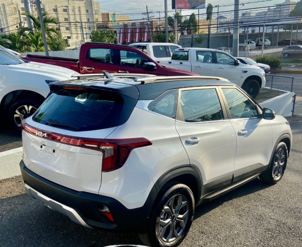 carros.charlies.dealer.kia_.seltos.2026.blanca.us28490.3