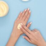 7 productos que debes tener en tu mesa de noche. 1 7 productos que debes tener en tu mesa de noche.