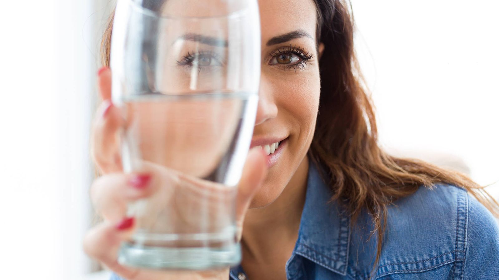 Mira cuáles son los beneficios de beber agua con gas