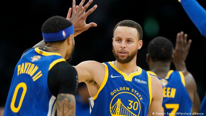 Stephen Curry vuelve a vencer a LeBron James en la venta de camisetas de la NBA