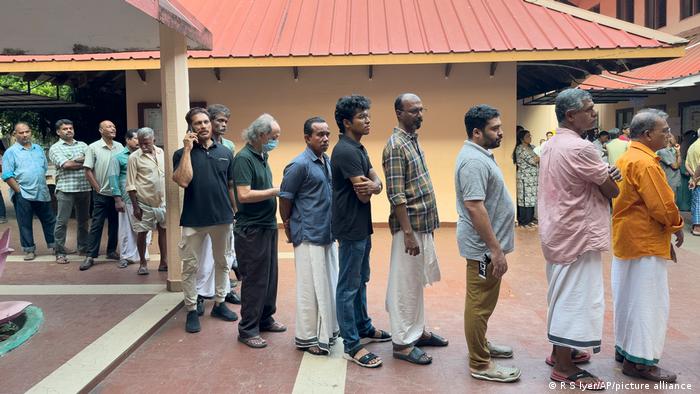 India abre las urnas para elecciones generales de seis semanas