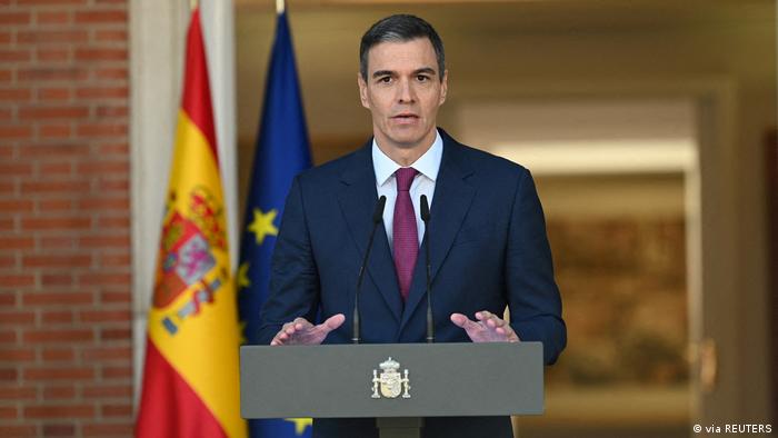 Tras anunciar que sigue, Pedro Sánchez apuntaría a una "regenación democrática"